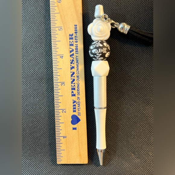 Flower Skull And Crossbones Black And White Beaded Twist Ink PEN With Tassel New - Picture 2 of 2